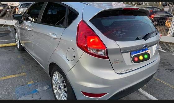 FORD FIESTA 1.6 TITANIUM HATCH 16V FLEX 4P POWERSHIFT FORD FIESTA 1.6 TITANIUM HATCH 16V FLEX 4P POWERSHIFT